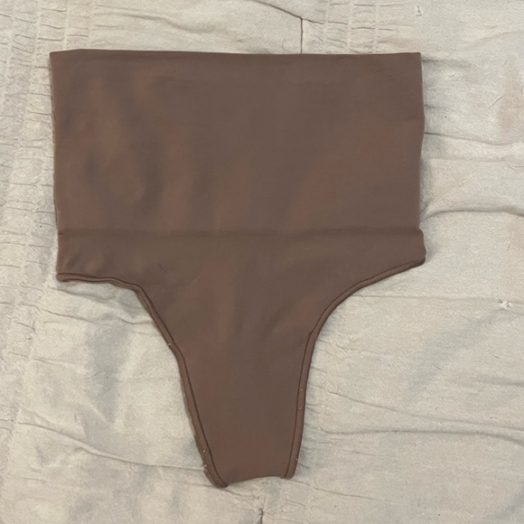SKIMS core control thong shapewear (S/M) in Umber - Picture 4 of 5